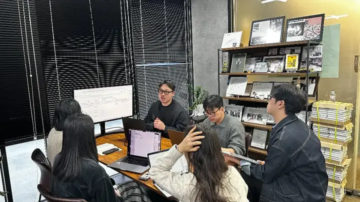 CCFM 전담팀이 함께 회의하는 모습